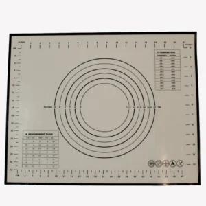 Vit bakmatta i silikon med svarta tryck. Mattan har både centimeter och tumskalor längs kanterna. I mitten finns koncentriska cirklar med storlekar från 12,5 cm till 25 cm. På mattan finns även en temperaturkonverteringstabell och en omvandlingstabell för mått. Längst ner syns symboler som visar att mattan är tillverkad av livsmedelsklassad silikon, tål diskmaskin, tål ugn, inte bör skäras på och är non-stick.